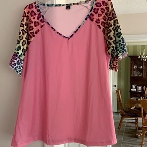 🚨 FINAL SALE 🚨 Super cute 🥰 v neck top with leopard print sleeves - NWOT!!!